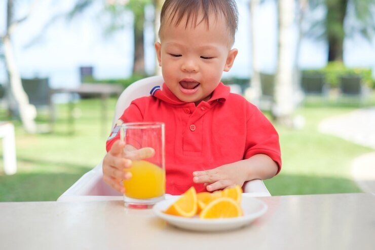 speech delay anak, tekstur makanan untuk bicara anak, stimulasi wicara bayi, makanan anak terlambat bicara, tips ibu muda, makanan untuk perkembangan otot mulut, cara bantu anak lancar bicara